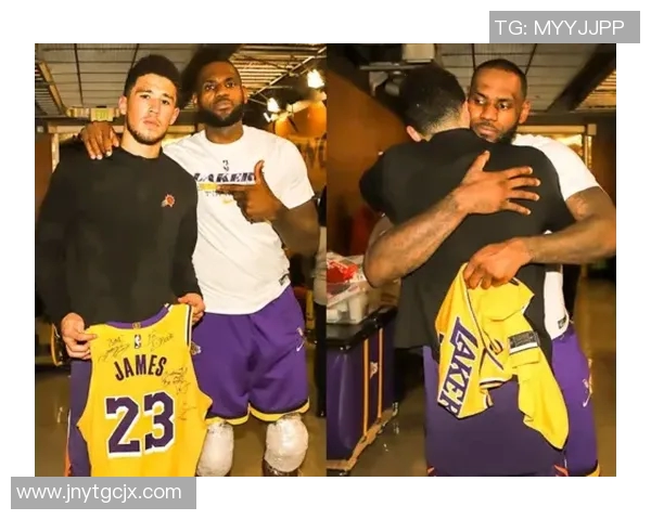 布克与足球明星亲密合影展现运动员友谊与激情的精彩瞬间