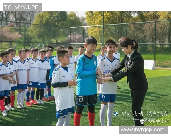 足球明星与中国美女的魅力碰撞展现青春活力与梦想追逐的精彩瞬间