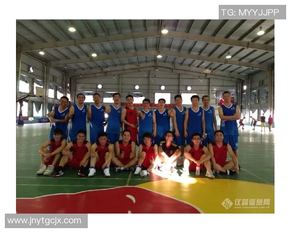 足球明星热情鼓掌瞬间动态图片展现激情与团队精神