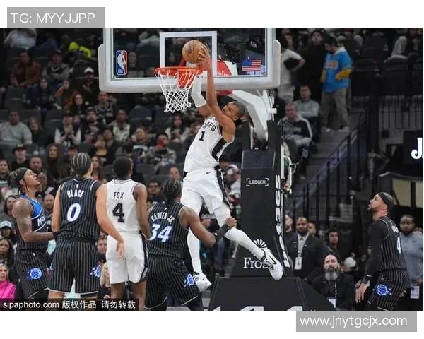 勇士与马刺激战正酣NBA赛场精彩瞬间回顾与分析